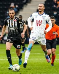  雷恩主场暴雨中一球小胜昂热升次席  