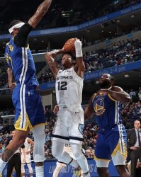  勇士险胜雷霆终结连败颓势  