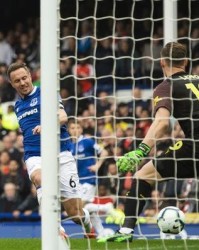  阿森纳争四对手掉链，塔帅强调保持专注  