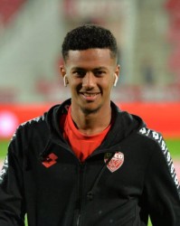  里昂主场惨败尼斯，防守漏洞暴露主帅承压  