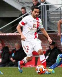  布雷斯特vs巴黎冲突不断，下半场多次中断比赛  