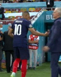  姆巴佩梅开二度助球队逆转斯特拉斯堡  