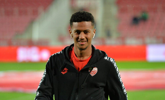  里昂主场惨败尼斯，防守漏洞暴露主帅承压  