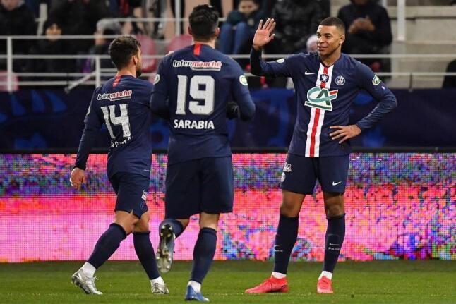  巴黎圣日耳曼主场大胜，里昂遭遇三连败  