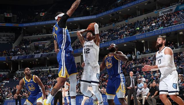  勇士险胜雷霆终结连败颓势  